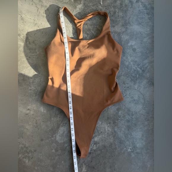 NWOT Alo Yoga Sleek Back Bodysuit Cinnamon Size M - Picture 7 of 10